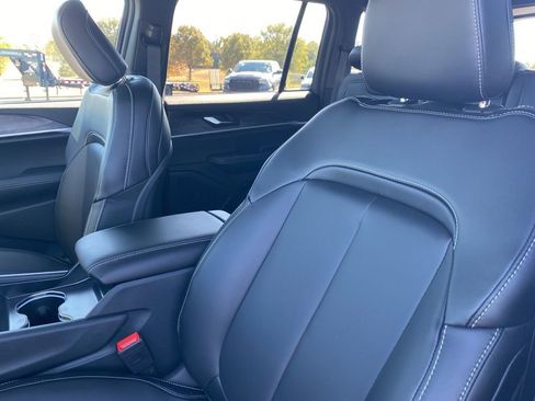 New 2025 Jeep Grand Cherokee Limited w/ Black Appearance Package image 13