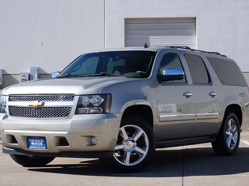 Used 2014 Chevrolet Suburban LTZ image 2