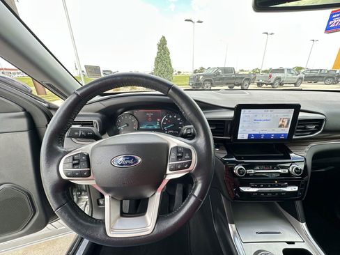 Used 2022 Ford Explorer Limited w/ Hybrid Equipment Group 310A AWD/4WD image 11