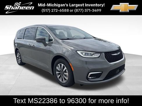 Used 2022 Chrysler Pacifica Touring-L FWD image 1