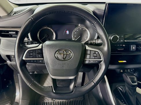 Used 2023 Toyota Highlander XLE image 12