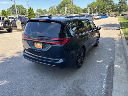 Used 2025 Chrysler Pacifica Limited FWD image 5