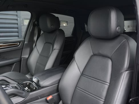 Certified 2023 Porsche Cayenne AWD/4WD image 5