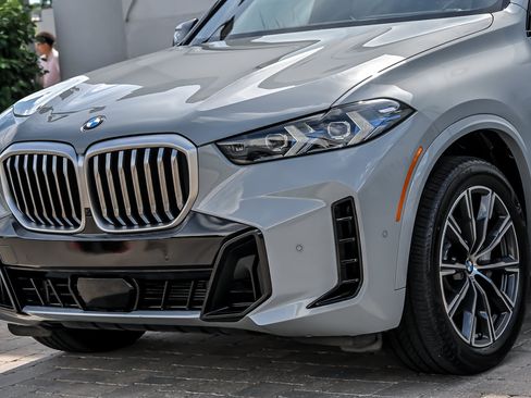 Used 2024 BMW X5 xDrive40i w/ M Sport Package AWD/4WD image 6
