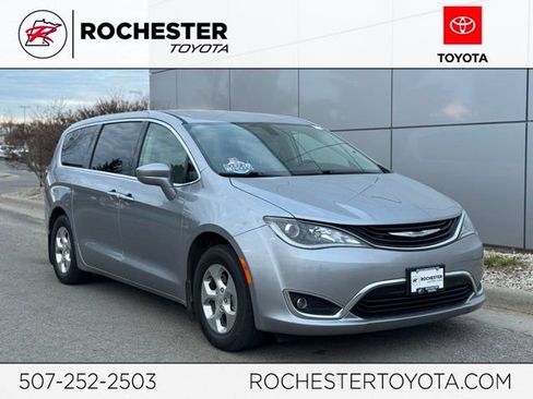 Used 2019 Chrysler Pacifica Touring Plus FWD image 1