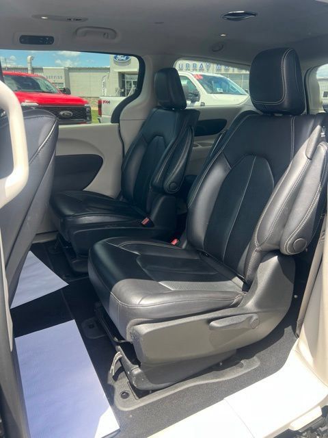 Used 2022 Chrysler Pacifica Touring-L w/ Uconnect Theater Family Group FWD image 13