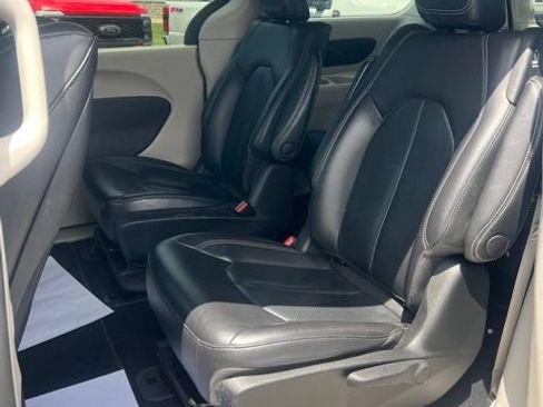 Used 2022 Chrysler Pacifica Touring-L w/ Uconnect Theater Family Group FWD image 13