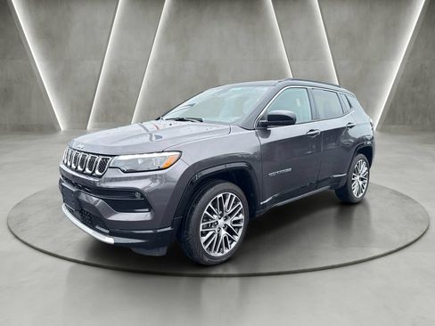 Used 2024 Jeep Compass Limited w/ Elite Group AWD/4WD image 3