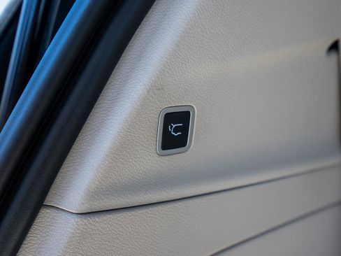 Used 2021 Chrysler Voyager Lxi FWD image 23