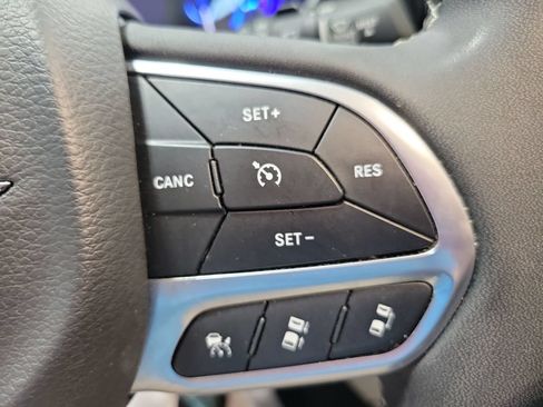 Used 2023 Chrysler Pacifica Touring-L FWD image 37