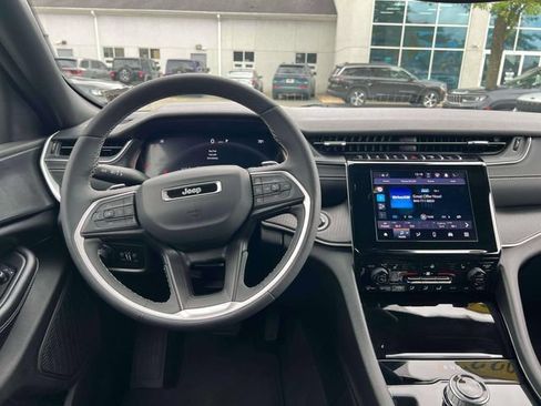 Used 2023 Jeep Grand Cherokee Altitude AWD/4WD image 25