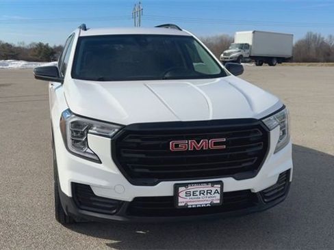 Used 2023 GMC Terrain SLE w/ Elevation Edition image 3