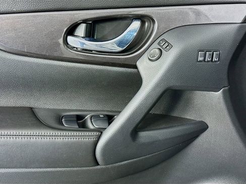 Used 2020 Nissan Rogue SV w/ Premium Package image 19