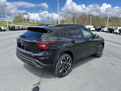 New 2026 Chevrolet Trax RS w/ Sunroof Package FWD image 7