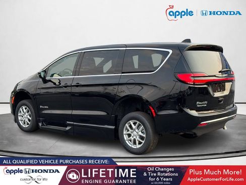 Used 2026 Chrysler Pacifica Select FWD image 4