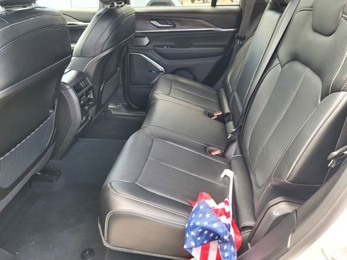 Used 2022 Jeep Grand Cherokee Overland w/ MOPAR Finishing Package AWD/4WD image 11