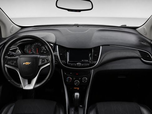 Used 2020 Chevrolet Trax LT w/ LT Convenience Package FWD image 19
