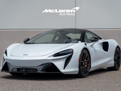 Used 2023 McLaren Artura RWD image 3