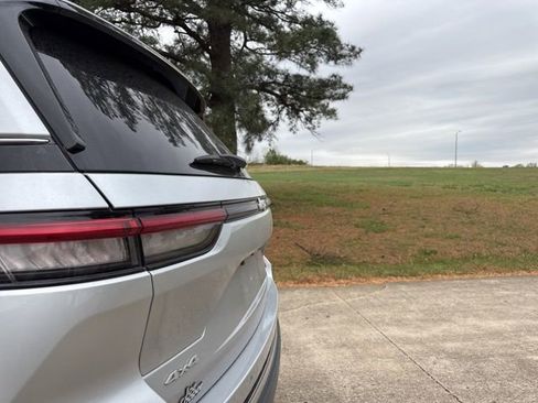 Used 2024 Jeep Grand Cherokee Limited image 12