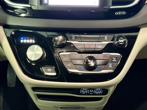 Used 2023 Chrysler Voyager LX image 27