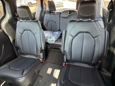 New 2026 Chrysler Pacifica Select image 18