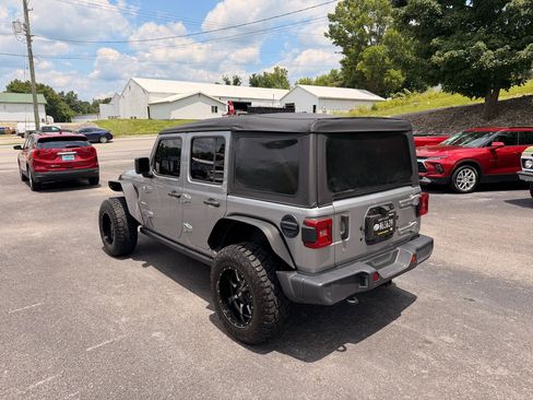 Used 2018 Jeep Wrangler Unlimited Sahara w/ Safety Group AWD/4WD image 3