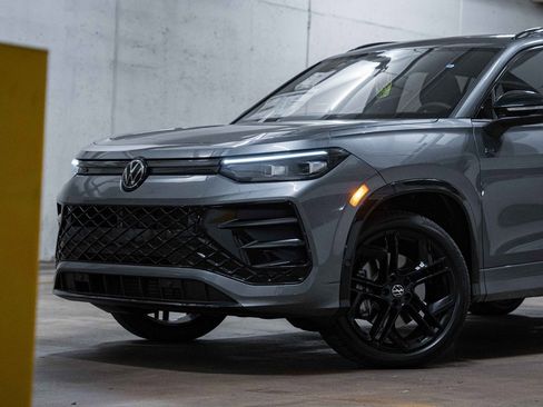 New 2025 Volkswagen Tiguan SE R-Line image 2