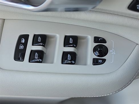 Used 2025 Volvo XC90 B6 Ultra w/ Protection Package Premier image 33