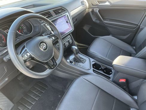 Used 2021 Volkswagen Tiguan SE w/ Panoramic Sunroof Package image 10