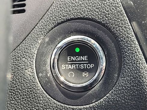 Used 2017 Ford Explorer XLT w/ Equipment Group 202A AWD/4WD image 26