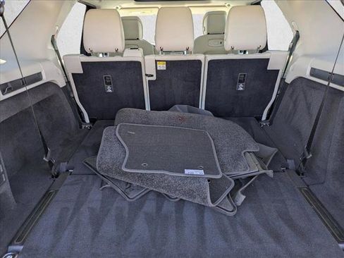 Used 2025 Land Rover Discovery Dynamic SE image 6