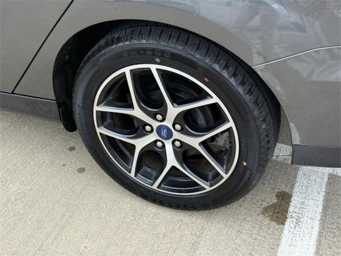 Used 2018 Ford Focus SE w/ SE Appearance Package image 8