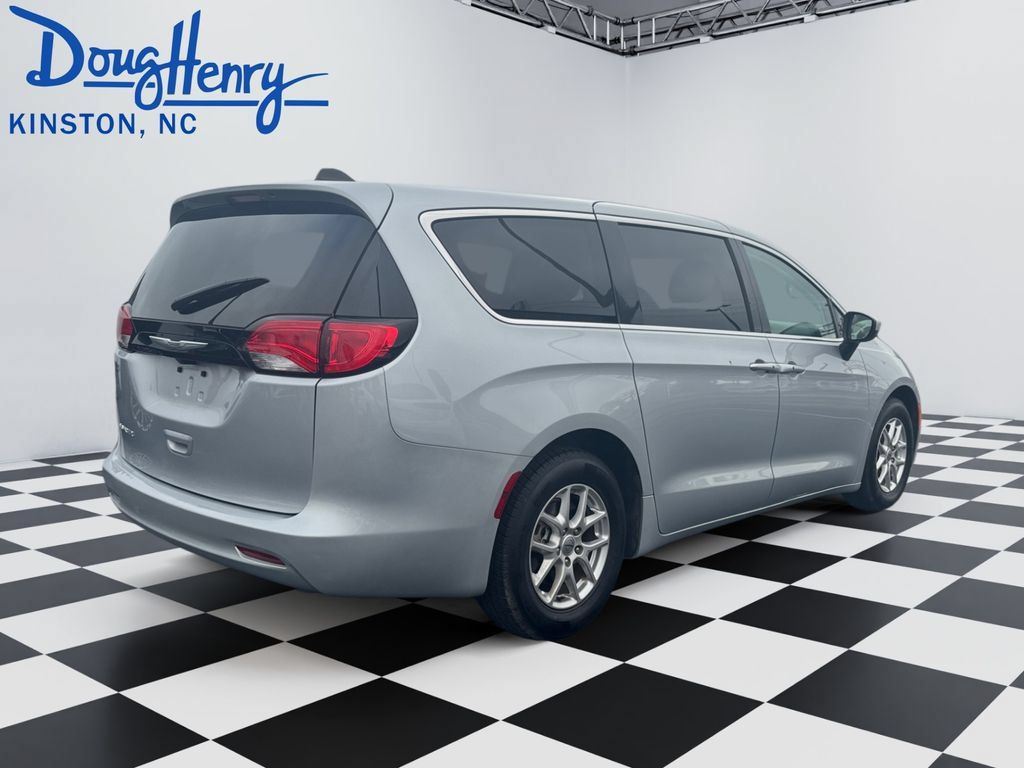 Used 2023 Chrysler Voyager LX FWD image 5
