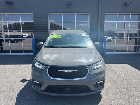 Used 2023 Chrysler Pacifica Touring-L image 5