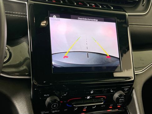 Used 2022 Jeep Grand Cherokee Laredo w/ Luxury Tech Group I image 13