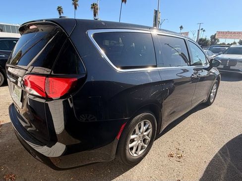 Used 2023 Chrysler Voyager LX FWD image 3