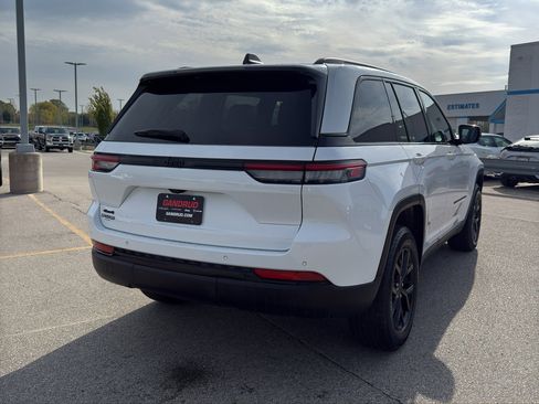 Used 2024 Jeep Grand Cherokee Altitude image 5