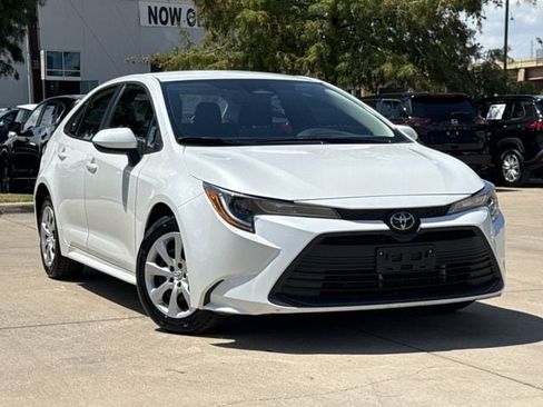 Used 2025 Toyota Corolla LE FWD image 2