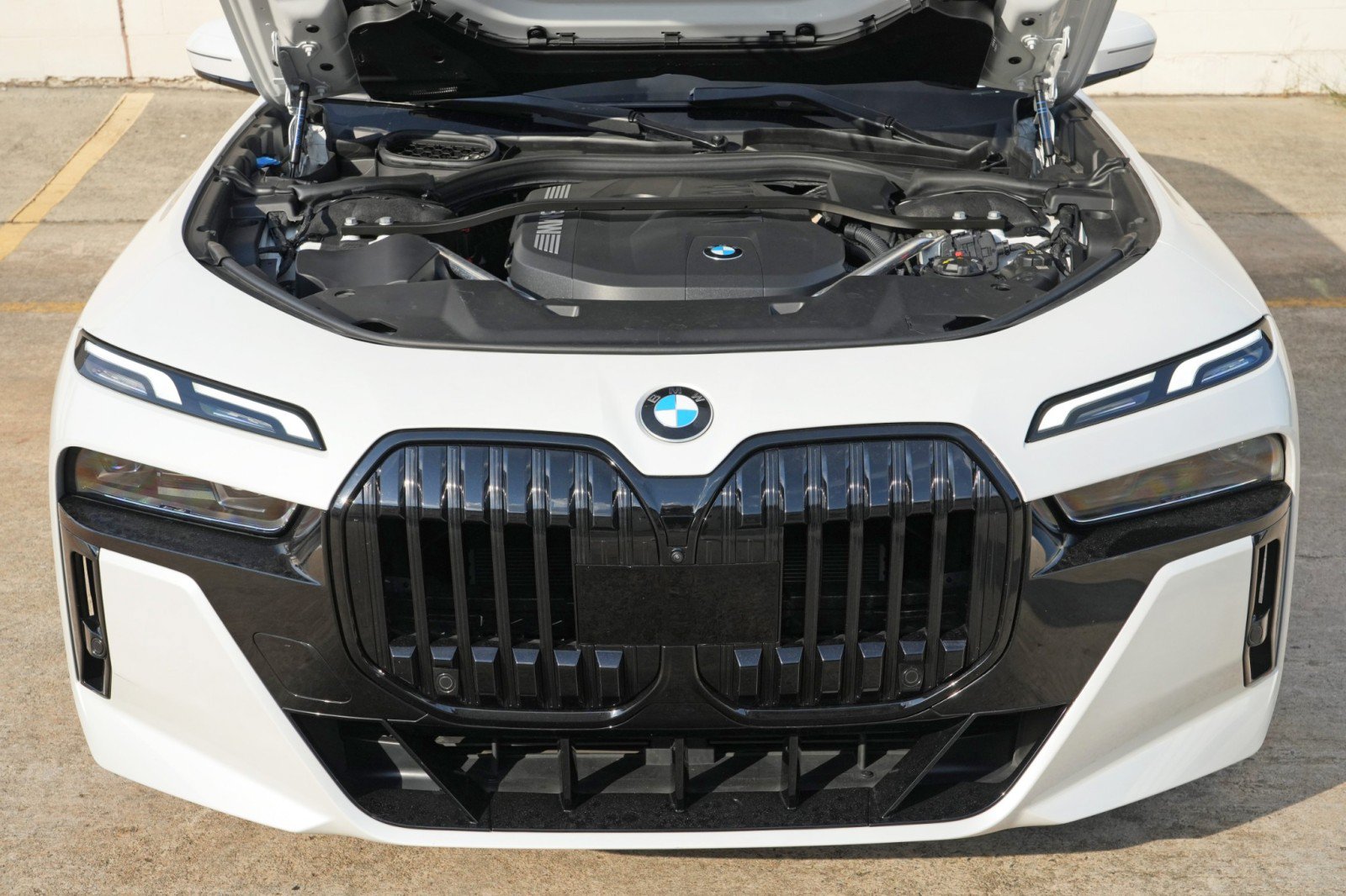 Used 2023 BMW 740i w/ Parking Assistance Package RWD image 8