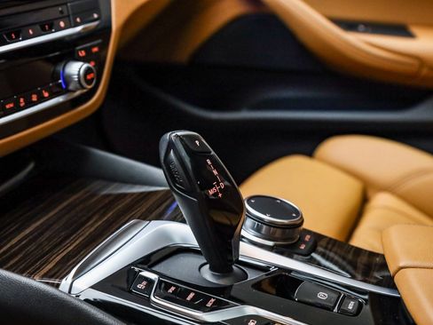 Certified 2023 BMW 530e w/ Convenience Package image 24