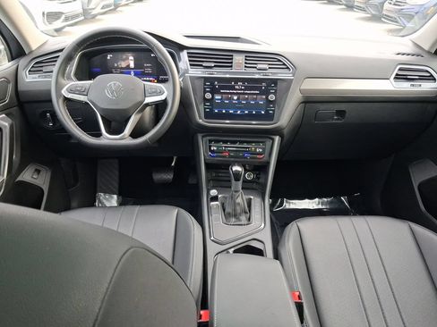 Certified 2024 Volkswagen Tiguan SE FWD image 9