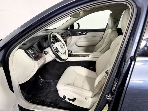 Used 2021 Volvo XC60 T5 Momentum w/ Premium Package AWD/4WD image 31