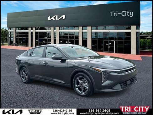New 2025 Kia K4 LXS image 1