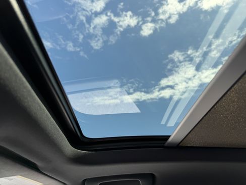 Certified 2025 Porsche Macan Turbo image 26