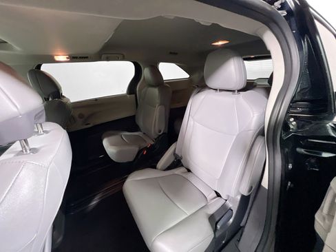 Used 2023 Toyota Sienna XLE FWD image 30