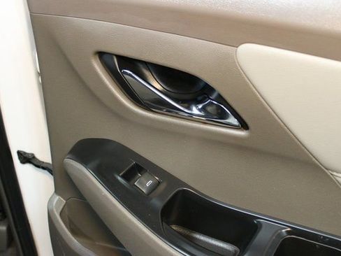 Used 2021 Chevrolet Traverse LT image 13