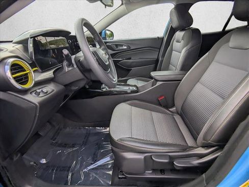 Used 2025 Chevrolet Trax LT FWD image 15