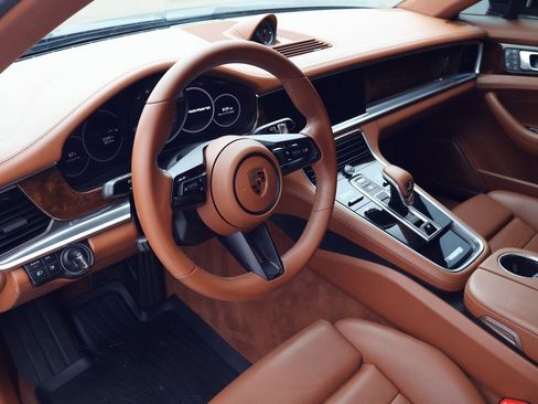 Certified 2022 Porsche Panamera Platinum Edition image 4