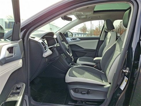 New 2026 Volkswagen Taos SE image 6