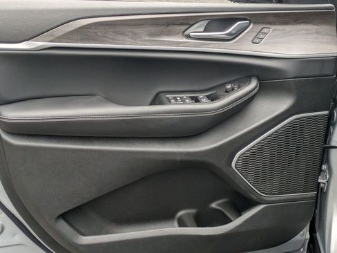 New 2025 Jeep Grand Cherokee L Limited w/ Luxury Tech Group II image 10